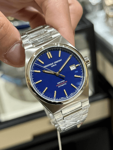 dong-ho-nam-Frederique-Constant-duoc-ua-chuong.png